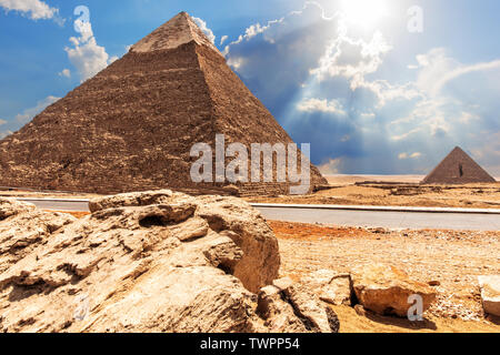 Die Pyramide des Chephren, die Pyramide des Menkaure, Ansicht von der Straße in die Wüste. Stockfoto