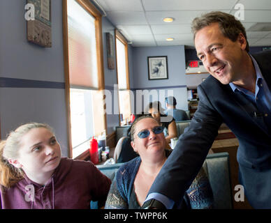 Manchester, New Hampshire, USA. 22. Juni, 2019. Montana Gouverneur und Präsidentschaftskandidat der Demokratischen 2020 STEVE FARREN erfüllt die Wähler im Chez Vachon. Bullock gewann sein gouverneursamt durch vier Punkte in einem Zustand, dass Donald Trump von 20 Punkten dominiert. Credit: Brian Cahn/ZUMA Draht/Alamy leben Nachrichten Stockfoto