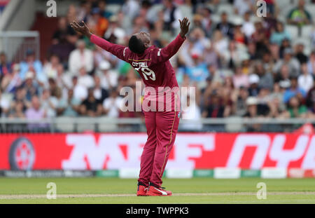 West Indies Sheldon Cottrell feiert die wicket der Neuseeländischen Kane Williamson während der ICC Cricket World Cup Gruppenphase Spiel im Old Trafford, Manchester. Stockfoto