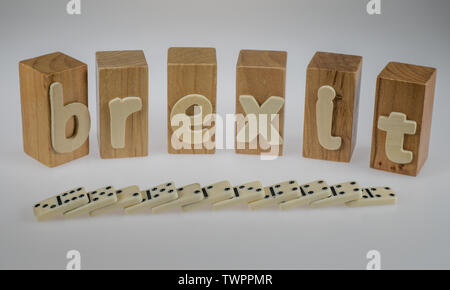 Brexit cocept brexit Wording auf Holzklötze und Dominosteine fallen Stockfoto