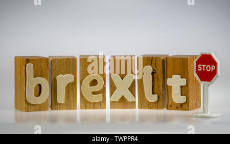 Brexit Konzept Brexit Wort auf Holzklötze und Stop Schild Stockfoto