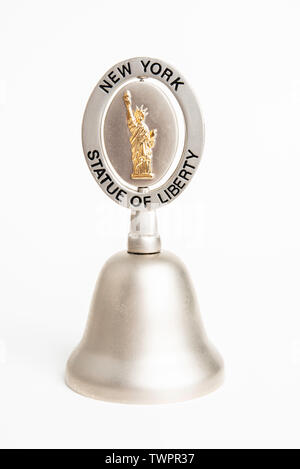 Ein Close-up Studio geschossen von einem commemorative Collectible kleine Geschenke shop Bell für Touristen mit legendären New Yorker Freiheitsstatue. Stockfoto