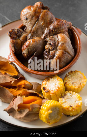 Gegrillte Hälften des britischen Lämmer Herz, das in einem hausgemachten Version des peruanischen Gericht anticuchos gekocht worden sind. Sie wurden in einer Mischung marinierte Stockfoto