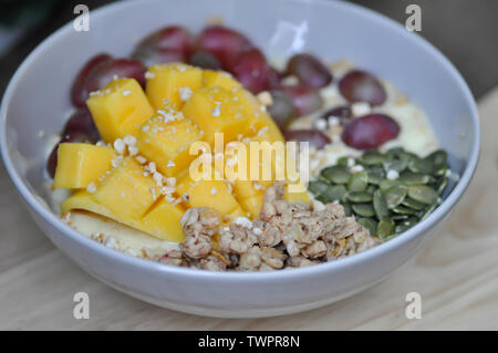 Smoothie Schüssel, mango Joghurt mit Obst- oder blended Mango Stockfoto