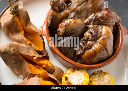 Gegrillte Hälften des britischen Lämmer Herz, das in einem hausgemachten Version des peruanischen Gericht anticuchos gekocht worden sind. Sie wurden in einer Mischung marinierte Stockfoto