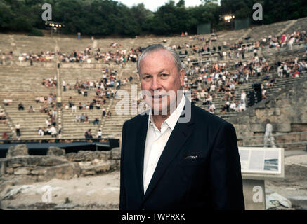 Athen, Griechenland. Juni, 2019 21. Amerikanischen Regisseur Robert Wilson posiert vor der antiken Theater von Epidaurus, Peloponnes, Griechenland, vor dem Beginn seiner Ödipus, basierend auf Oedipus Tyrannus von Sophokles, als Teil der Athener und Epidaurus Festival Programm für 2019. © Elias Verdi/Alamy leben Nachrichten Stockfoto