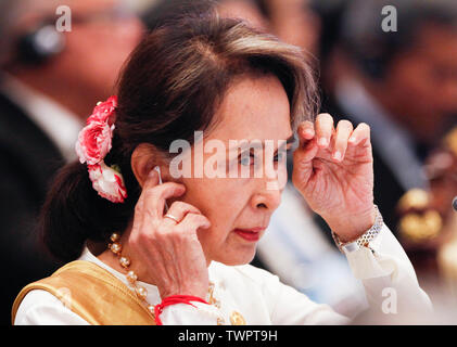 Zustand Botschaftsrat der Republik der Union von Myanmar, Daw Aung San Suu Kyi besucht einen 34. ASEAN-Gipfeltreffen (Plenum) in Bangkok. Die ASEAN-Gipfel ist eine alle zwei Jahre stattfindende Sitzung von den Mitgliedern des Verbands Südostasiatischer Nationen (ASEAN) in Bezug auf die wirtschaftlichen, politischen, Sicherheits- und sozio-kulturellen Entwicklung der asiatischen Länder. Stockfoto