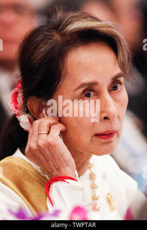 Zustand Botschaftsrat der Republik der Union von Myanmar, Daw Aung San Suu Kyi besucht einen 34. ASEAN-Gipfeltreffen (Plenum) in Bangkok. Die ASEAN-Gipfel ist eine alle zwei Jahre stattfindende Sitzung von den Mitgliedern des Verbands Südostasiatischer Nationen (ASEAN) in Bezug auf die wirtschaftlichen, politischen, Sicherheits- und sozio-kulturellen Entwicklung der asiatischen Länder. Stockfoto