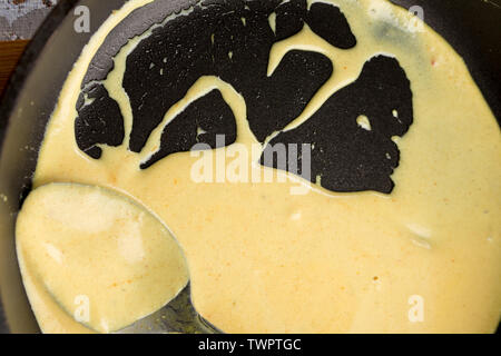 Zarte Soße für dressing Salate und andere Gerichte. Close-up. Blick von oben. Stockfoto