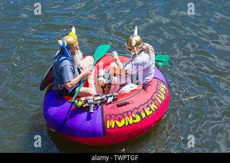 Iford, Dorset, Großbritannien. Am 22. Juni 2019. Perfektes Wetter, warm und sonnig, noch für Dorset Beiboot Tag mit Hunderten von Schlauchboote, Faltboote, Handwerk, Platten bilden eine Flottille Segeln von iford Brücke, den Fluss Stour zu Tuckton Brücke. Die Veranstaltung begann im Jahr 2014 als ein wenig Spaß, aber hat jetzt eine jährliche Veranstaltung Geld für Nächstenliebe und Getter jedes Jahr größer geworden. Paar gekleidet, wie Wikinger Spaß im Monster Tube Schlauchboot mit Hund. Credit: Carolyn Jenkins/Alamy leben Nachrichten Stockfoto