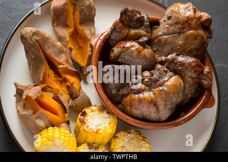 Gegrillte Hälften des britischen Lämmer Herz, das in einem hausgemachten Version des peruanischen Gericht anticuchos gekocht worden sind. Sie wurden in einer Mischung marinierte Stockfoto