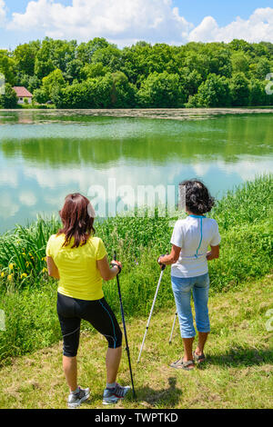 Zwei Frauen, die ein Nordic walking Sitzung in einer wunderschönen Landschaft in Deutschland Stockfoto