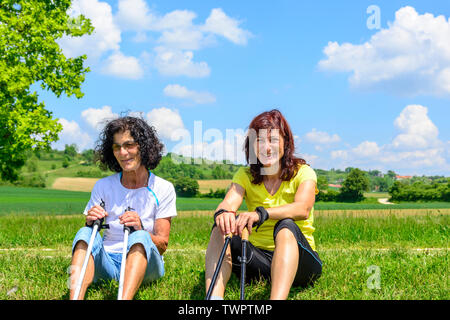 Zwei Frauen, die ein Nordic walking Sitzung in einer wunderschönen Landschaft in Deutschland Stockfoto