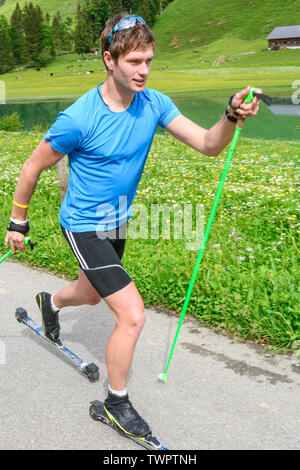 CC-Skifahrer während einer Trainingseinheit im Sommer Stockfoto