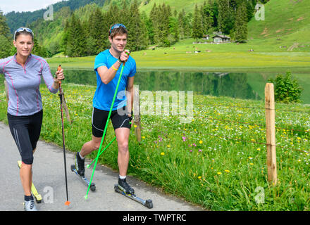 CC-Skifahrer während einer Trainingseinheit im Sommer Stockfoto