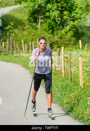 CC-Skifahrer während einer Trainingseinheit im Sommer Stockfoto