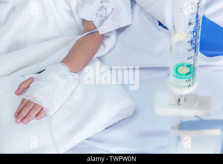 Klinik kid Intravenöse Flüssigkeiten zu Blut Vene im Hosital Zimmer heilen. Virus Grippe Epidemie Medizin gesunde Konzept. Stockfoto