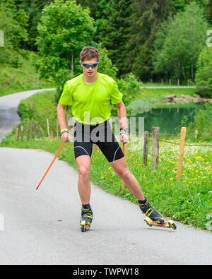 CC-Skifahrer während einer Trainingseinheit im Sommer Stockfoto