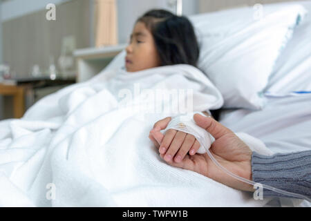 Eltern halten patient Kind Ermutigung und Injektion Hand für Gesundheit am Krankenhaus zu geben Stockfoto