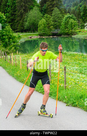 CC-Skifahrer während einer Trainingseinheit im Sommer Stockfoto