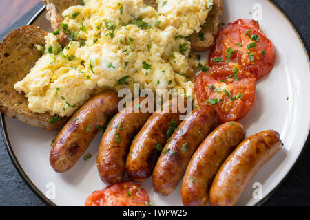 Ein großes Frühstücksplatte von sechs britischen Schweinefleisch Chorizo Wurst aus einer britischen Supermarkt, die mit Tomaten aus dem Netz bezogene gegrillt wurden gekauft Stockfoto