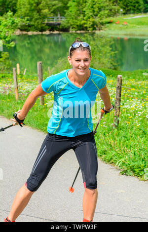 CC-Skifahrer während einer Trainingseinheit im Sommer Stockfoto