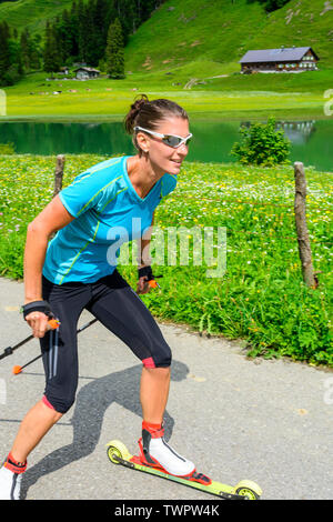 CC-Skifahrer während einer Trainingseinheit im Sommer Stockfoto