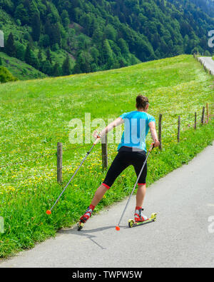 CC-Skifahrer während einer Trainingseinheit im Sommer Stockfoto