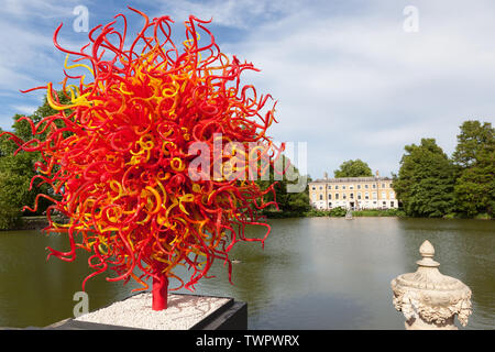 Sommer Sonne ist ein Glas Skulptur von zeitgenössischen USA Künstler Dale Chihuly, in den Teich in Kew Gardens, Richmond, London, UK. Stockfoto