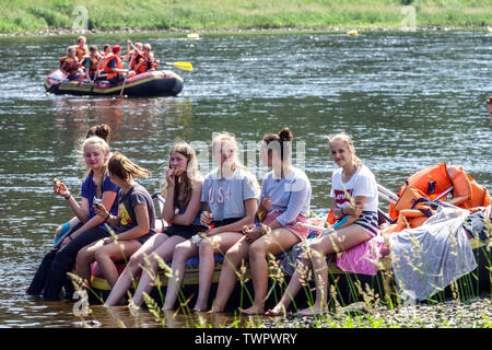 Eine Gruppe von Mädchen und Jungen Rafting Fluss, Boote, auf der Elbe Deutschland, Sächsische Schweiz Nationalpark, Sachsen Jugendliche Stockfoto