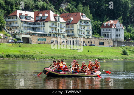 Jungen auf rafting Boot, die Elbe, Kurort Rathen, Sächsische Schweiz, Sachsen, Deutschland Stockfoto