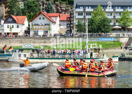 Jugendliche rafting und Fähre mit Menschen, Elbe im Kurort Rathen, Sächsische Schweiz, Sachsen, Deutschland Stockfoto