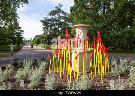 Pinsel ist ein Glas Skulptur von zeitgenössischen USA Künstler Dale Chihuly, am Ende des großen Breite entfernt in Kew Gardens, Richmond, London zu Fuß. Stockfoto