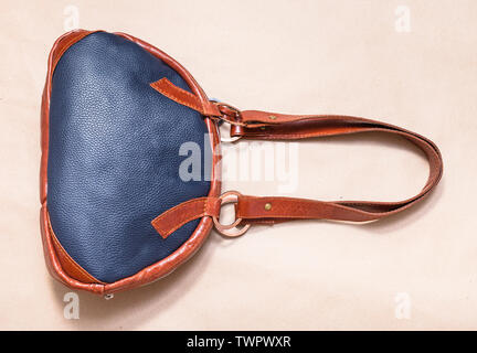 Rückseite der handgefertigte Leder bowling Tasche auf Holzbrett Stockfoto