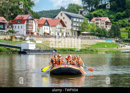 Menschen rafting Elbe, Kurort Rathen, Sächsische Schweiz, Sachsen, Deutschland Stockfoto