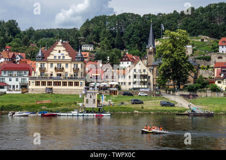 Menschen rafting Elbe, Stadt Wehlen, Sächsische Schweiz, Sachsen, Deutschland Stockfoto