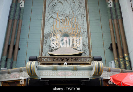 HOLLYWOOD - Kalifornien: 18. JUNI 2019: TCL Chinese Theater Schild über dem Eingang zum Film Palast auf das historische Hollywood Walk of Fame, Stockfoto