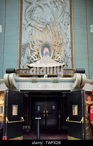 HOLLYWOOD - Kalifornien: 18. JUNI 2019: Eingang zum TCL Chinese Theater, ein Film Palast auf das historische Hollywood Walk of Fame, Stockfoto