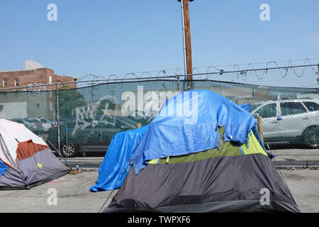 LOS ANGELES - Kalifornien: 18. JUNI 2019: Zelte von Obdachlosen auf dem Bürgersteig in der Skid Row Gebiet von Los Angeles. Stockfoto