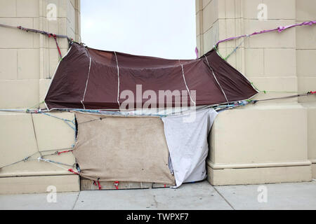 LOS ANGELES - Kalifornien: 18. JUNI 2019: Eine obdachlose Personen Zelt zwischen Säulen, auf der 6th Street Bridge in Los Angeles, Kalifornien. Stockfoto