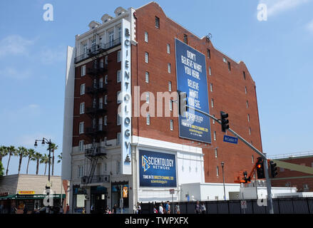 HOLLYWOOD - Kalifornien: 18. JUNI 2019: Scientology Gebäude auf dem Hollywood Boulevard in der ehemaligen Hollywood Spar- und Darlehens ist. Stockfoto