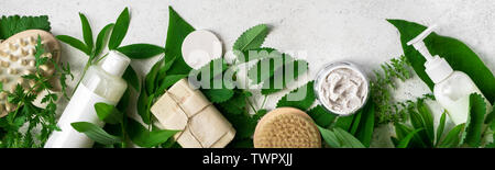 Naturkosmetik und grüne Blätter auf weißem Stein, Banner. Natürliche organische Hautpflege, Bio Forschung und gesunden Lebensstil Konzept. Stockfoto
