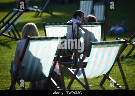 Die Menschen genießen die heißen Wetter in St James's Park in London. Stockfoto