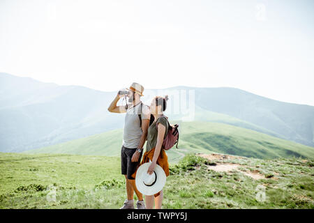 Paar beim schönen Landschaftsaufnahmen, auf Reisen mit Rucksäcken in den Bergen während der Sommerferien Stockfoto