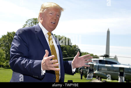 Washington DC, USA. Juni 22, 2019 - Washington, District of Columbia, USA - Juni 20, 2019 - Washington, DC - Vereinigte Staaten: Präsident Donald Trump macht Bemerkungen an die Presse wie er im Weißen Haus, Washington, DC, für ein Wochenende im präsidentenrückzug in Camp David, Maryland fährt. Credit: Mike Theiler/Pool über CNP Credit: Mike Theiler/CNP/ZUMA Draht/Alamy leben Nachrichten Stockfoto