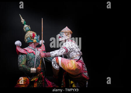 Hanuman Affe und riesigen schaukampf Schauspieler in Ramayana Leistung auf Grafik Thailand Stoff Muster Hintergrund. Asien Kunst zeigen auf Hanuman Schauspieler Punkt ac Stockfoto