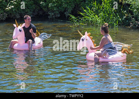 Iford, Dorset, Großbritannien. Am 22. Juni 2019. Perfektes Wetter, warm und sonnig, noch für Dorset Beiboot Tag mit Hunderten von Schlauchboote, Faltboote, Handwerk, Platten bilden eine Flottille Segeln von iford Brücke, den Fluss Stour zu Tuckton Brücke. Die Veranstaltung begann im Jahr 2014 als ein wenig Spaß, aber hat jetzt eine jährliche Veranstaltung Geld für Nächstenliebe und Getter jedes Jahr größer geworden. Mann und Frau Spaß auf aufblasbaren Einhörner aufblasbar. Credit: Carolyn Jenkins/Alamy leben Nachrichten Stockfoto