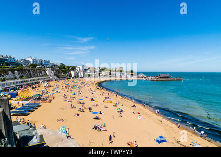 Englisch coastal Resort Stadt Broadstairs. Hohe Betrachtungswinkel der Massen am Strand mit Blauer Himmel bei heißem Wetter. Hafen im Hintergrund. Stockfoto