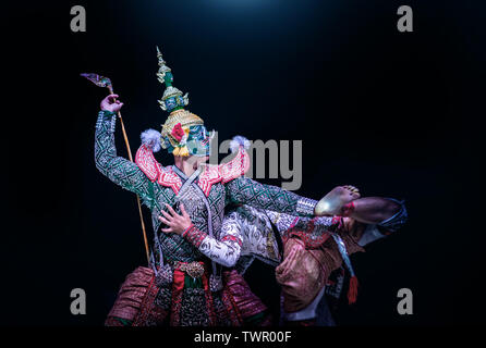 Hanuman Affe und riesigen schaukampf Schauspieler in Ramayana Leistung auf Grafik Thailand Stoff Muster Hintergrund. Asien Kunst zeigen auf Hanuman Schauspieler Punkt ac Stockfoto