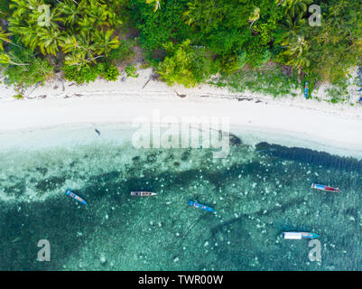 Luftbild von Oben nach Unten anzeigen tropisches Paradies unberührte Strand Regenwald blaue Lagune bei Banda Insel Pulau Ay. Indonesien Molukken Archipel, Travel des Stockfoto